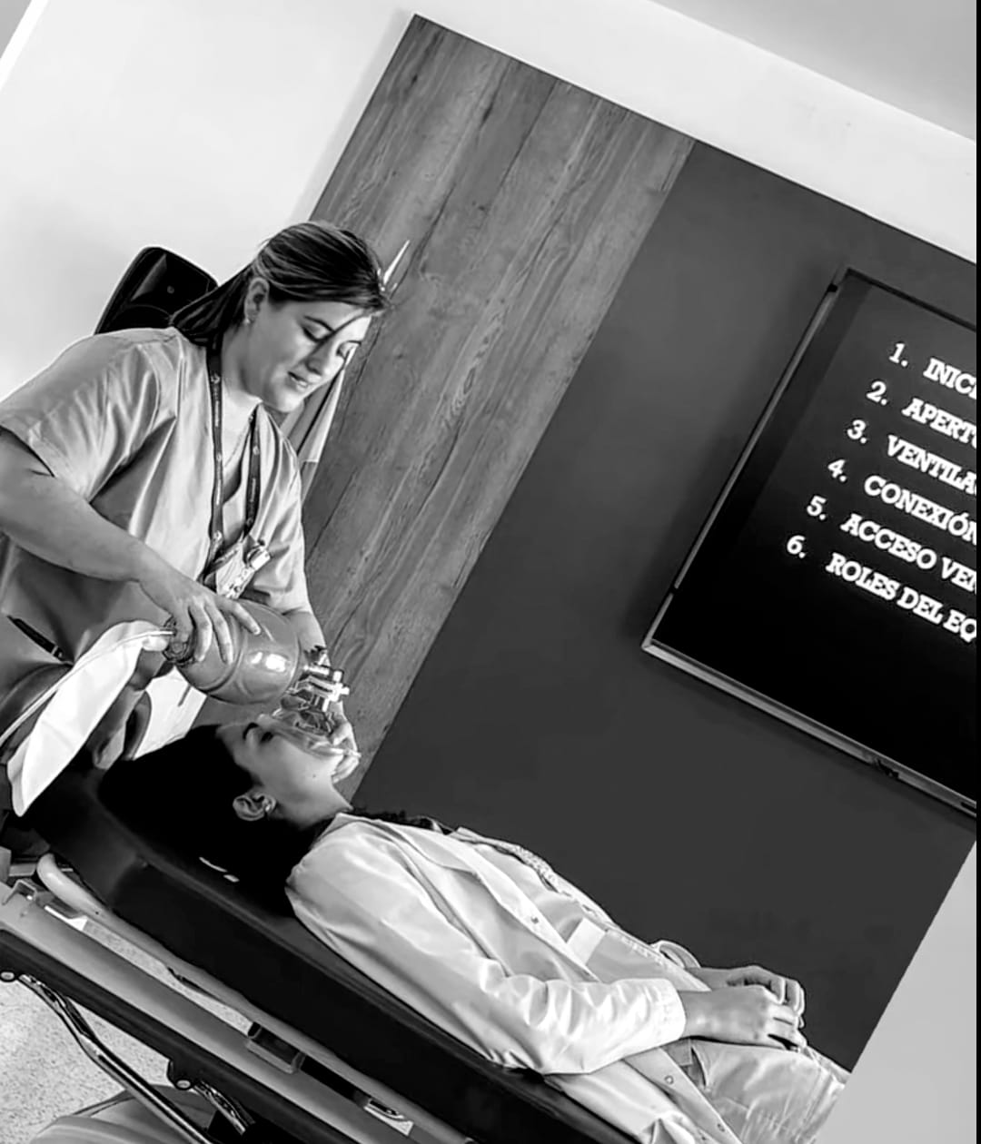 Capacitacion con bolsa mascara en academia de emergencias